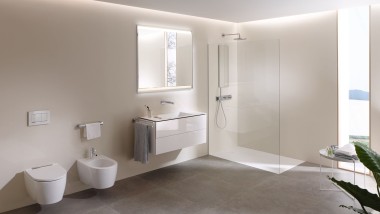 Vue d'une grande salle de bains avec WC douche Geberit AquaClean Mera, meubles de salle de bains et céramiques sanitaires (© Geberit)