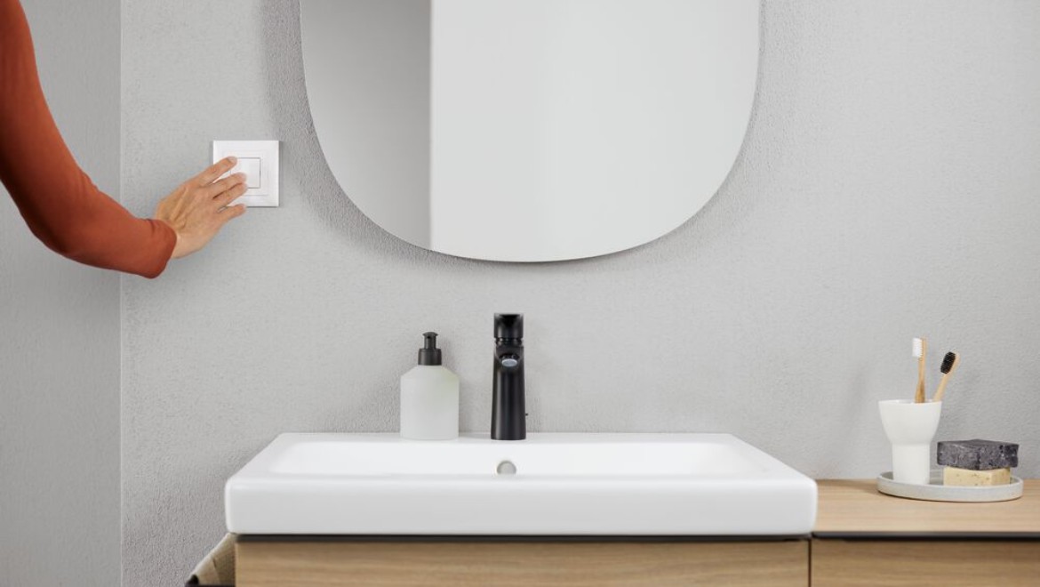 Miroir Option ovale avec commande par interrupteur d'éclairage (© Geberit)