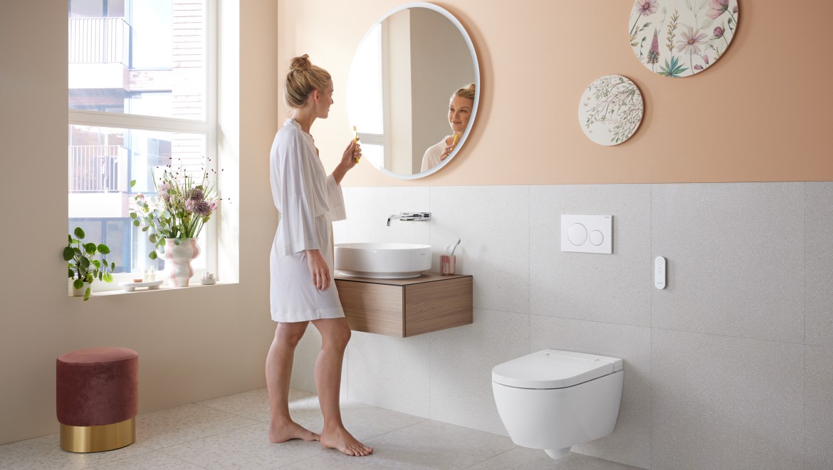 Salle de bains dans la couleur tendance Peach Fuzz avec WC lavant Geberit AquaClean Alba