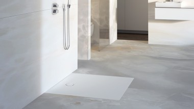 Salle de bains avec receveur de douche de plain-pied Geberit Setaplano