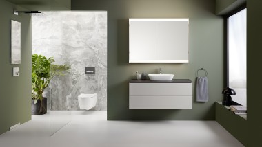 Badezimmer mit Geberit ONE Walk-in-Duschwand aus Glas, Wandablauf und Nischenablagebox