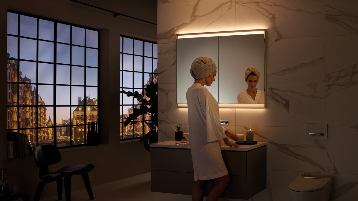 Armoire de toilette Geberit ONE avec ComfortLight, ici avec éclairage d'ambiance à la bougie (© Geberit)