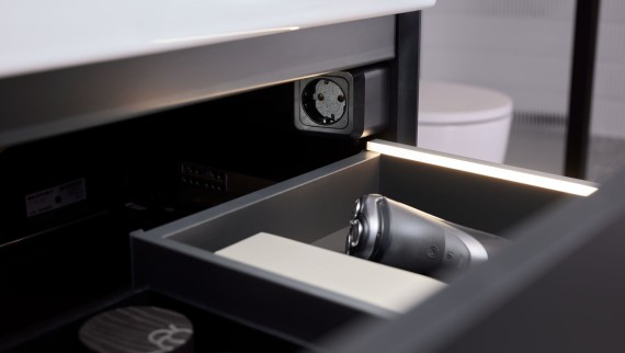 Tiroir Geberit ONE avec bandes lumineuses et élément de prise électrique Tiroir Geberit ONE avec bandes lumineuses et élément de prise électrique