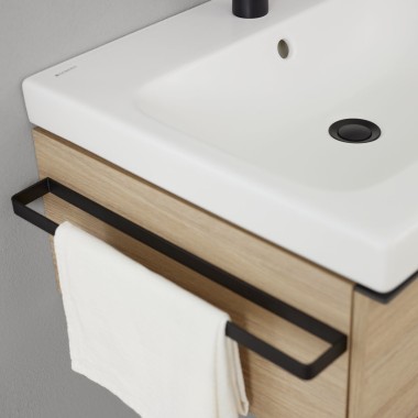 Meuble bas Geberit iCon avec porte-serviettes en noir mat (© Geberit)