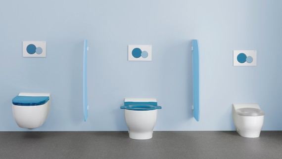Toilettes de la série Geberit Bambini avec couvercles de WC et plaques de déclenchement colorés Toilettes de la série Geberit Bambini avec couvercles de WC et plaques de déclenchement colorés