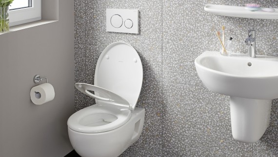 WC suspendu Geberit avec mur en Terrazzo WC suspendu Geberit avec mur en Terrazzo