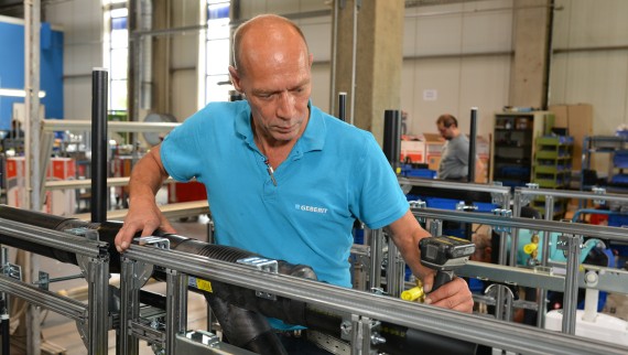 Mann arbeitet in der Vorfabrikation Mann arbeitet in der Vorfabrikation