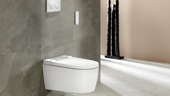 Badezimmer mit Geberit AquaClean Sela in Weiss und Betätigungsplatte Geberit Sigma20