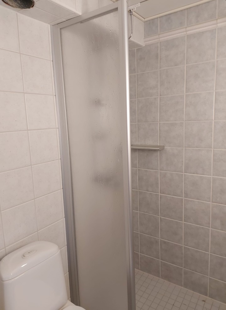 L'image d'après de la petite salle de bains avec un WC suspendu Geberit de la série iCon (© Meja Hynynen)