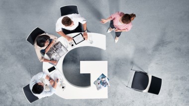 Collaborateurs autour d’une table pendant un entretien d’embauche