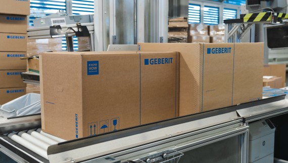 Neue, kleiner Verpackung (links) für Dusch-WCs im Gegensatz zur alten Kartonbox (rechts) (© Julia Dunlop) Neue, kleiner Verpackung (links) für Dusch-WCs im Gegensatz zur alten Kartonbox (rechts) (© Julia Dunlop)