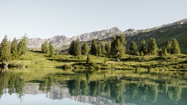 Cascade imposante dans un paysage verdoyant (© Geberit)