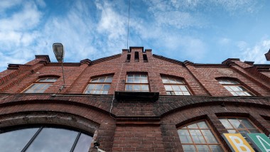 Cette usine ferroviaire classée est considérée comme l’un des bâtiments industriels les plus célèbres de Finlande (© Kansallis Teatteri)