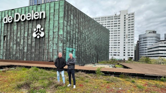 Die beiden Architekten Dave Hoffers (rechts) und Carlo Bes auf dem De Doelen