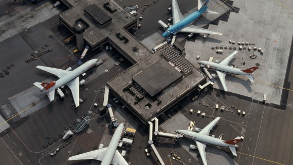 Das Terminal B des Flughafens Zürich aus der Vogelperspektive (Anfang der 1980er-Jahre) (© Swissair)