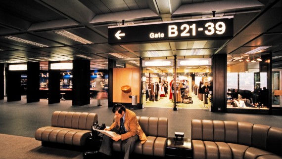 Innenaufnahme des Terminals B am Flughafen Zürich-Kloten aus den 1980er-Jahren (© ETH-Bibliothek Zürich)