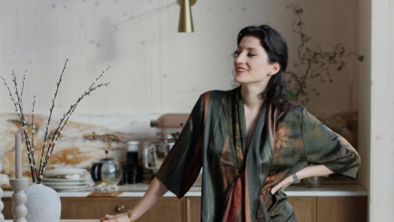 Interior-Expertin und Designerin Büşra Qadir (© Büşra Qadir) Interior-Expertin und Designerin Büşra Qadir (© Büşra Qadir)