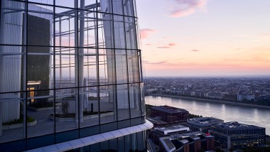 La terrasse sur le toit offre une vue dégagée sur le Danube et Budapest (© MOL Group)