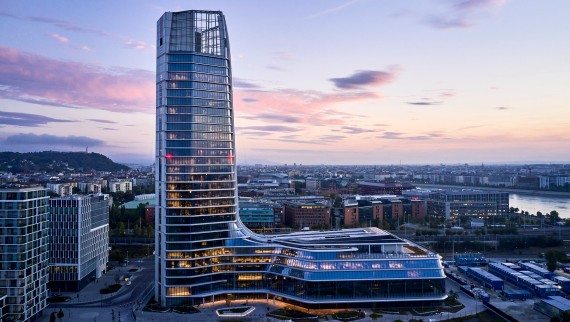 Visible de loin : la tour de 143 mètres du MOL Campus est désormais le plus haut bâtiment de Hongrie (© MOL Group)