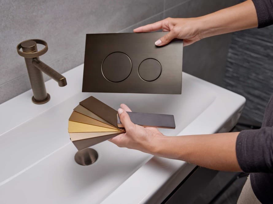 Geberit Sigma40 passend zur Waschtischarmatur im Metallfinish aged bronze Geberit Sigma40 passend zur Waschtischarmatur im Metallfinish aged bronze