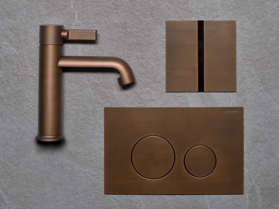 Geberit Sigma40 Betätigungsplatte und Urinalplatte Typ 40 mit harmonisch abgestimmtem Finish im Metallton gebürstetes Kupfer Geberit Sigma40 Betätigungsplatte und Urinalplatte Typ 40 mit harmonisch abgestimmtem Finish im Metallton gebürstetes Kupfer