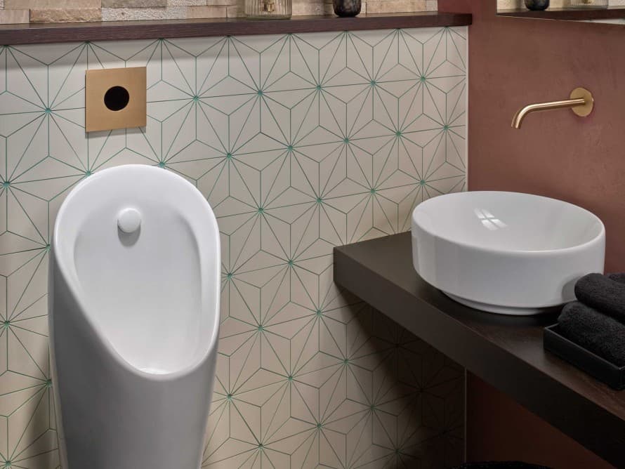 Die Urinalbdeckung Typ 40 mit berührungsloser Spülauslösung harmoniert mit Waschtischarmaturen führender Anbieter und schafft einen hochwertigen Designakzent Die Urinalbdeckung Typ 40 mit berührungsloser Spülauslösung harmoniert mit Waschtischarmaturen führender Anbieter und schafft einen hochwertigen Designakzent