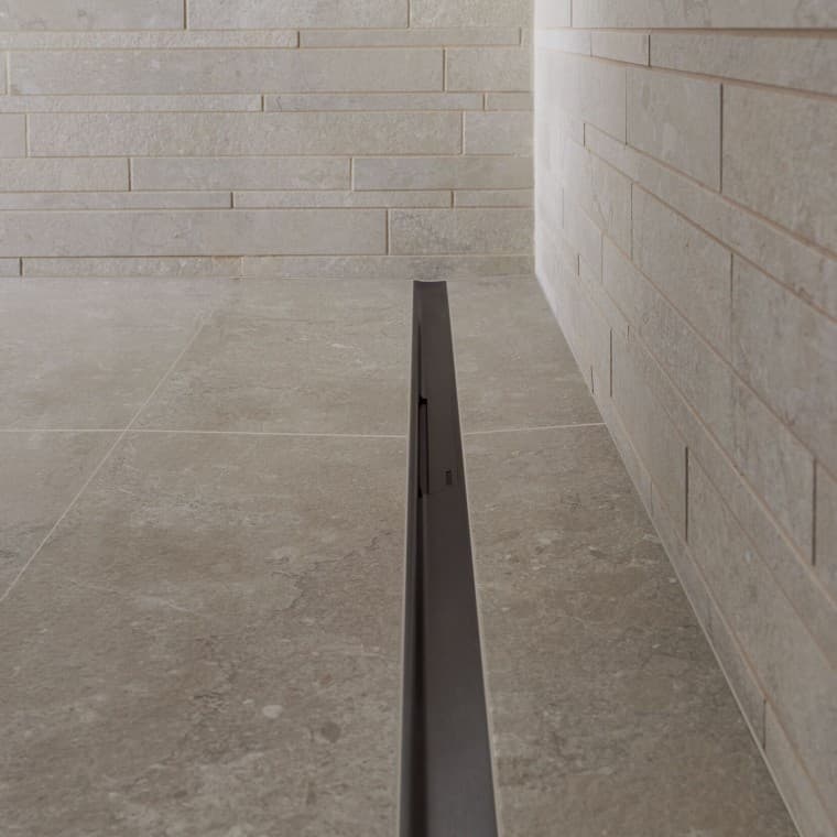 Das Wasser fliesst über ein elegantes Profil aus Edelstahl ab. Das Wasser fliesst über ein elegantes Profil aus Edelstahl ab.