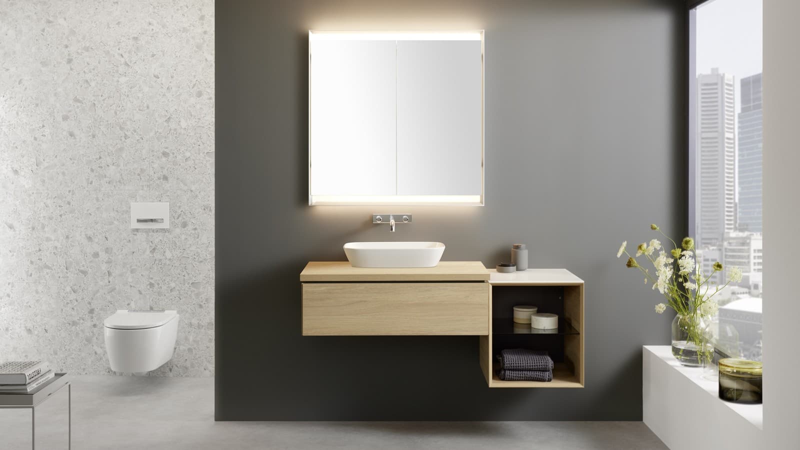 Geberit ONE Salle de bains avec armoire de toilette (© Geberit) Geberit ONE Salle de bains avec armoire de toilette (© Geberit)