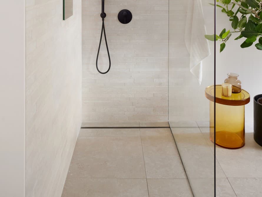 Badezimmer mit grossen Fliesen und bodenebener Dusche Badezimmer mit grossen Fliesen und bodenebener Dusche