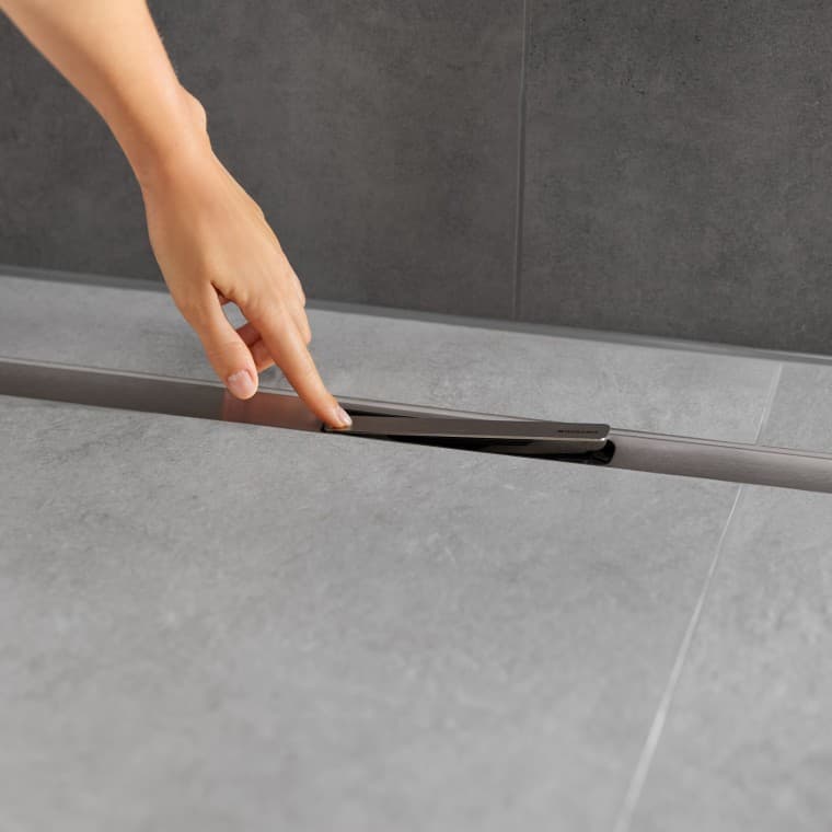 Der Kammeinsatz fängt Schmutz und Haare auf, lässt sich leicht entnehmen und ganz einfach reinigen Der Kammeinsatz fängt Schmutz und Haare auf, lässt sich leicht entnehmen und ganz einfach reinigen