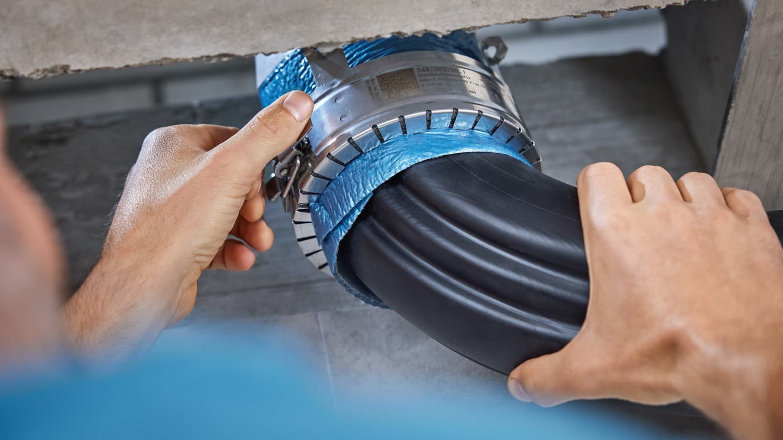 Installation du Geberit Rohrschott90 Plus sur le coude Geberit BottomTurn Installation du Geberit Rohrschott90 Plus sur le coude Geberit BottomTurn