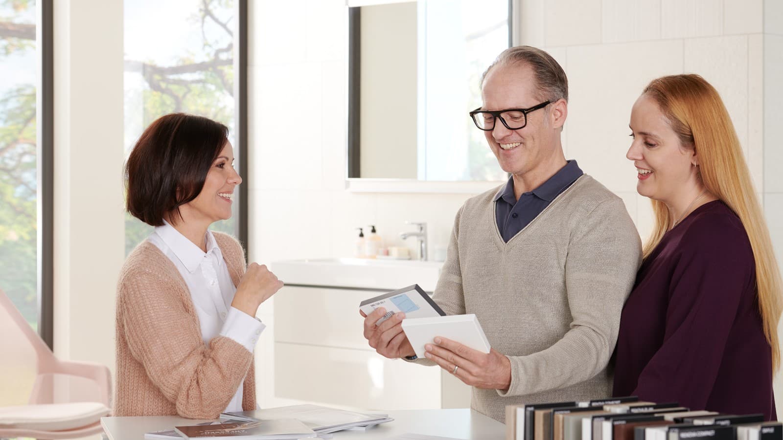 Personen in einer Sanitärausstellung von Geberit Personen in einer Sanitärausstellung von Geberit
