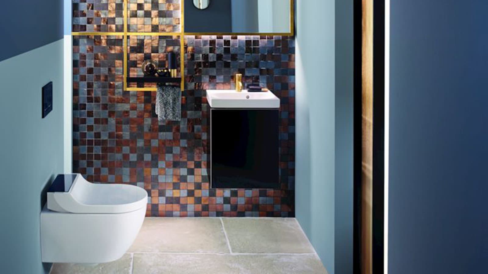 Gold- und Kupfertöne verleihen diesem Gäste-WC Wärme Gold- und Kupfertöne verleihen diesem Gäste-WC Wärme