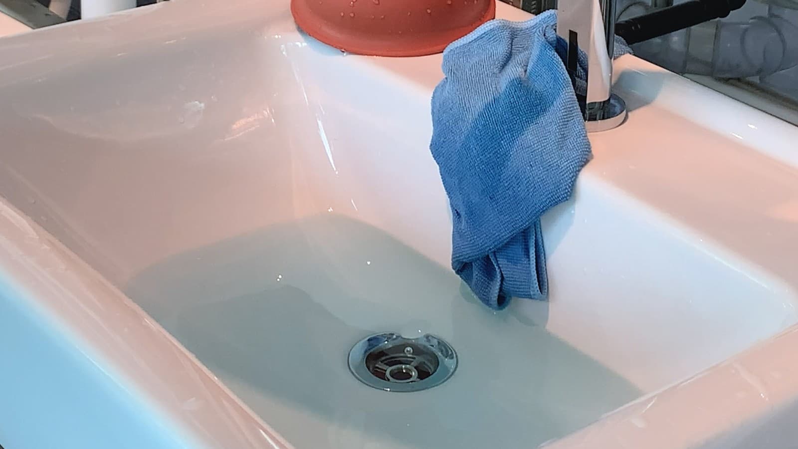 Das Wasser läuft aus dem Waschtisch ab Das Wasser läuft aus dem Waschtisch ab