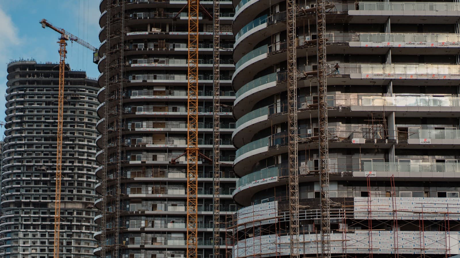 La nouvelle ville de Alamein comprend 18 tours. La nouvelle ville de Alamein comprend 18 tours.