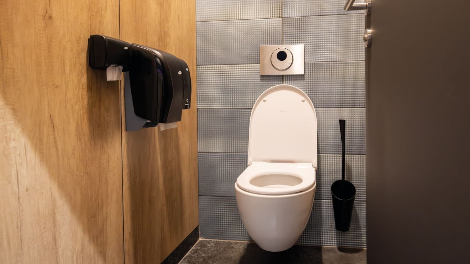 WC Geberit Acanto avec plaque de déclenchement Geberit Sigma10 WC Geberit Acanto avec plaque de déclenchement Geberit Sigma10