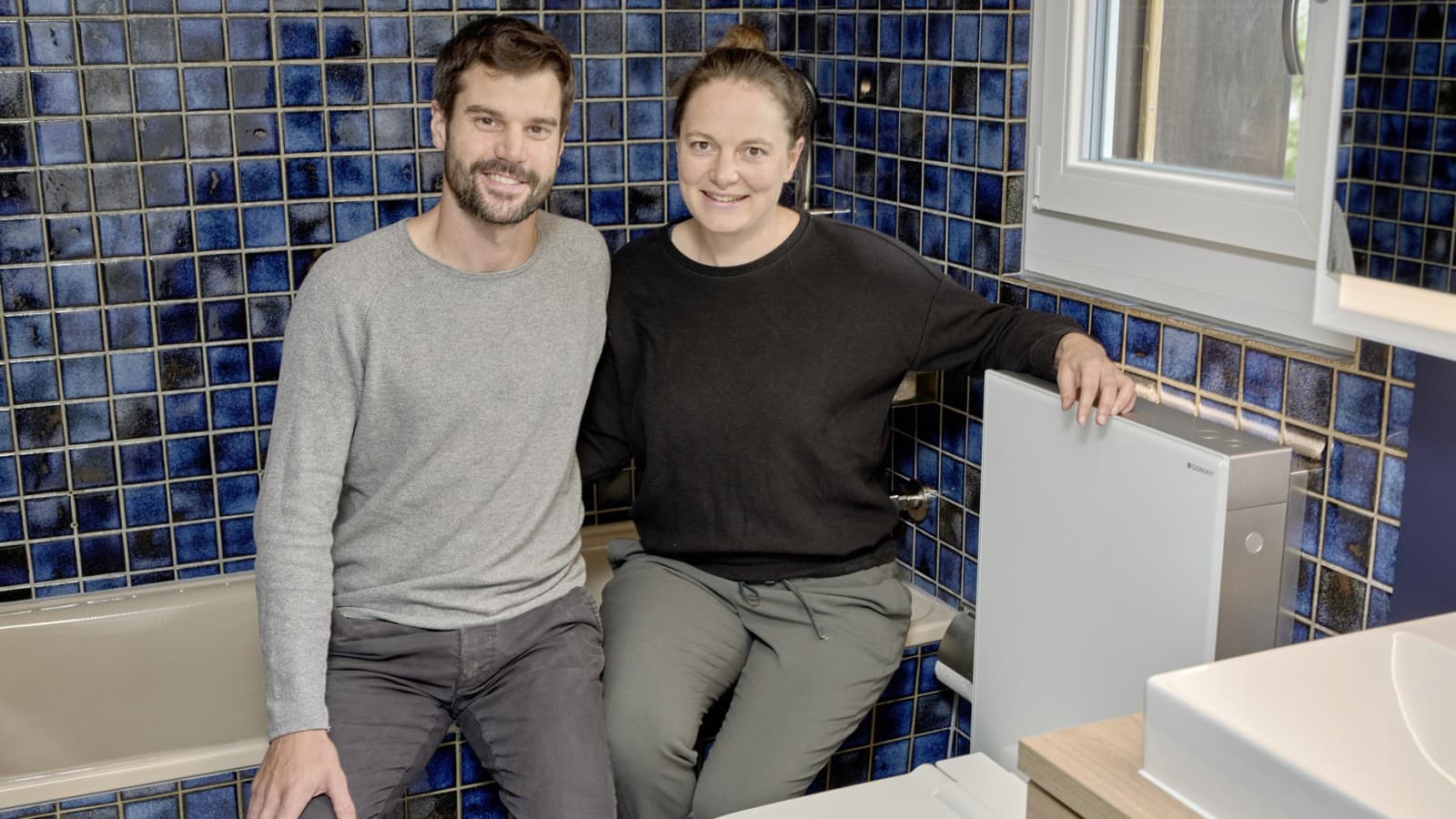 Sind zufrieden mit dem sanft renovierten Badezimmer – und dem Geberit Monolith: Tobias Wildbrett und Manuela Weibel (© Ben Huggler) Sind zufrieden mit dem sanft renovierten Badezimmer – und dem Geberit Monolith: Tobias Wildbrett und Manuela Weibel (© Ben Huggler)