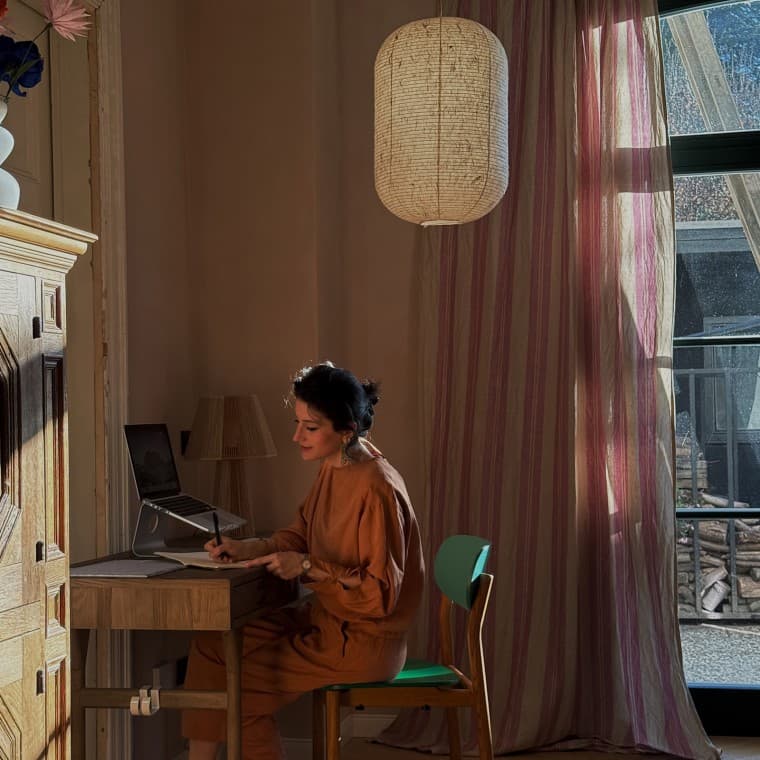 Büşra Qadir nennt ihren Interior-Stil «Fusion Living» und verbindet damit Kulturen, Stile und Farben (© Büşra Qadir) Büşra Qadir nennt ihren Interior-Stil «Fusion Living» und verbindet damit Kulturen, Stile und Farben (© Büşra Qadir)