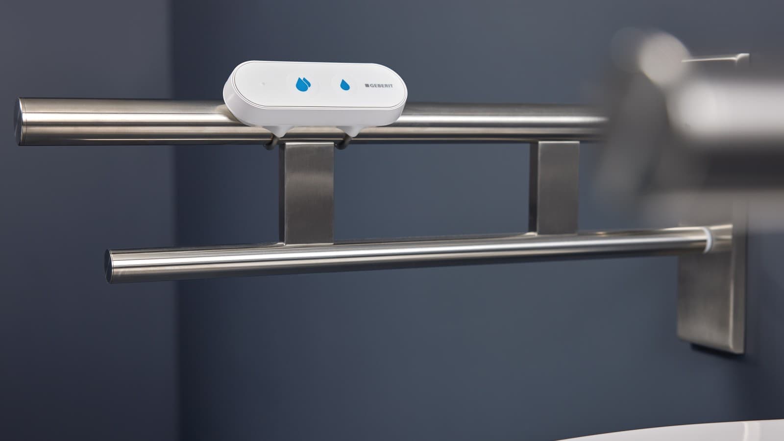 Die Geberit Bluetooth®-Fernauslösung lässt sich einfach montieren und auch nachträglich mühelos integrieren Die Geberit Bluetooth®-Fernauslösung lässt sich einfach montieren und auch nachträglich mühelos integrieren