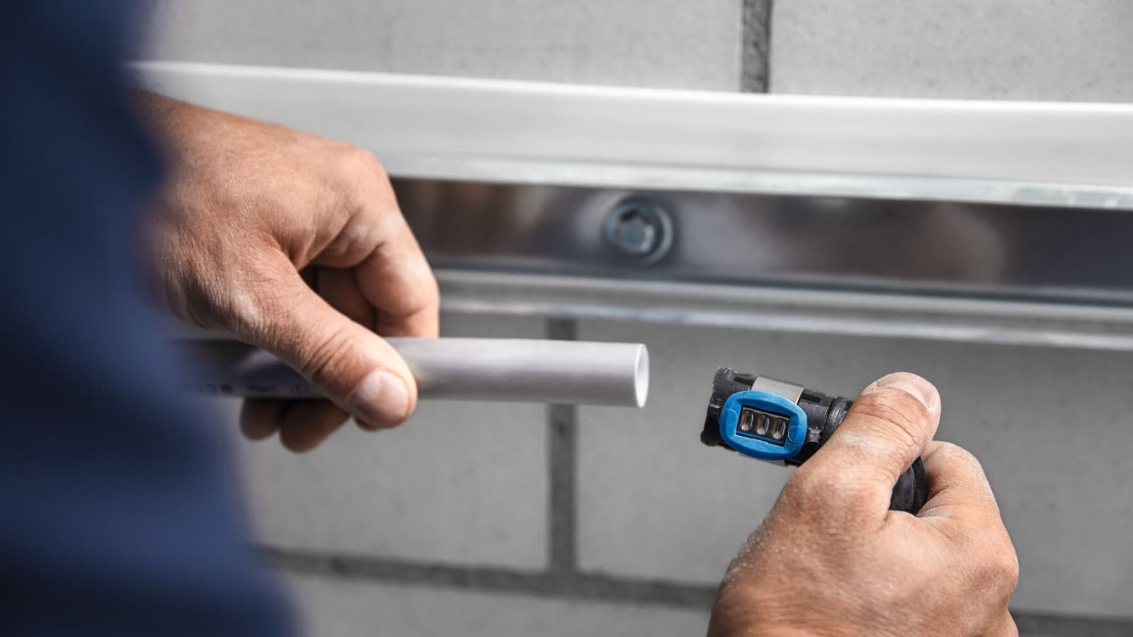 Der Geberit FlowFit Fitting lässt sich direkt nach dem Ablängen aufstecken Der Geberit FlowFit Fitting lässt sich direkt nach dem Ablängen aufstecken