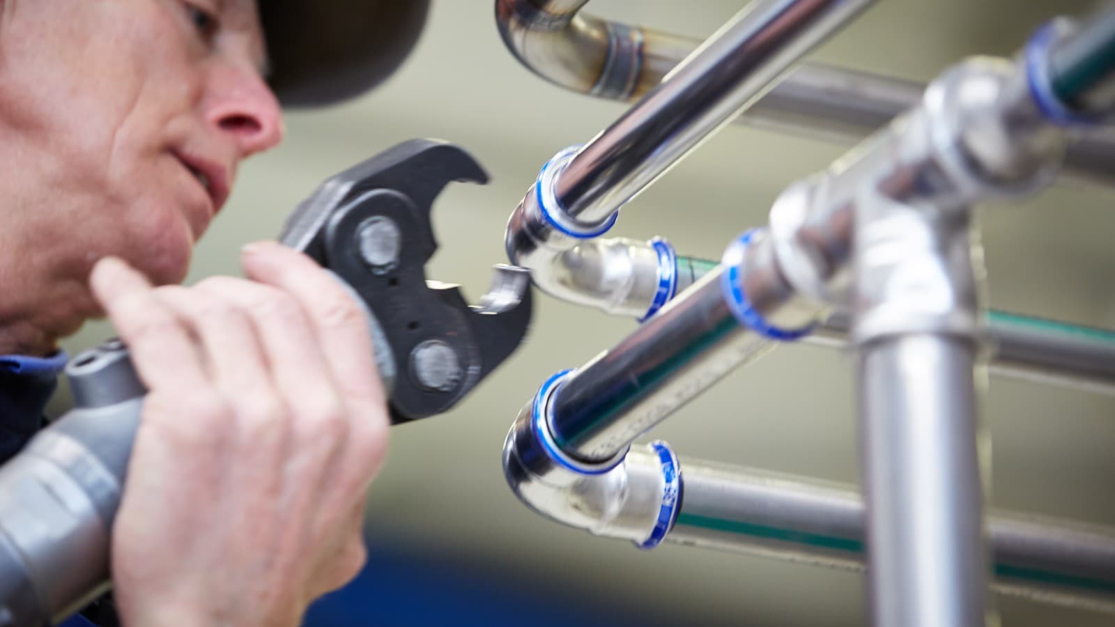 Einfache Verarbeitung mit Geberit Mapress Edelstahl Einfache Verarbeitung mit Geberit Mapress Edelstahl