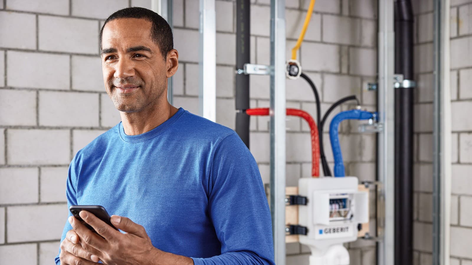 Die Geberit Hygienespülung wurde installiert und mit der Geberit Control App eingestellt (© Geberit) Die Geberit Hygienespülung wurde installiert und mit der Geberit Control App eingestellt (© Geberit)